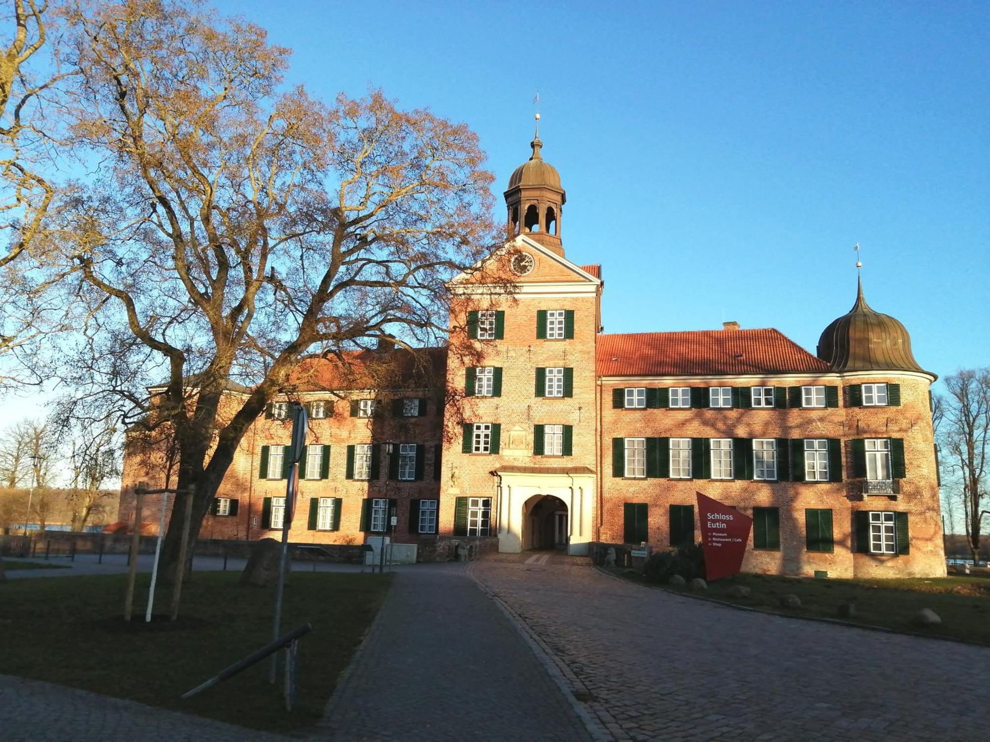 Mitten Im Gruenen - Apartment Mit Wohlfuehlcharakter In Stadtrandlage Eutin Exterior photo